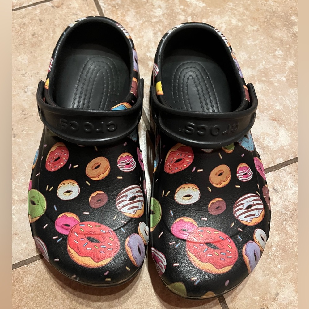 🍩🍩🍩Crocs Donut Bistro Non Slip Clog Slip on,Black, Womens 9 Mens Size 7 - Picture 2 of 6